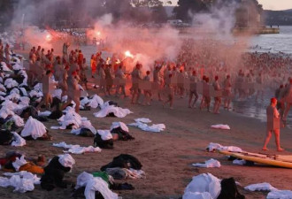 海滩3000人裸体 上演狂野场面 只为……