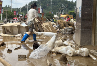 探访贵州榕江最大商场：一片狼藉 洪水倒灌负一楼