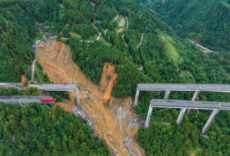 贵州遭遇特大洪水 当地最大商场瞬间淹没