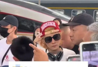 鹿晗现身上海被偶遇！身材消瘦模样大变成了“纸片人”