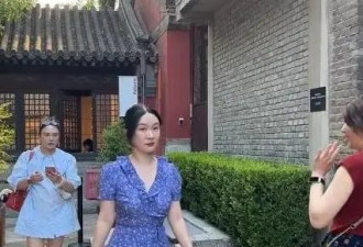 霍思燕北京逛街被偶遇，肉肉身材意外美丽，45岁走路娇滴滴似少女