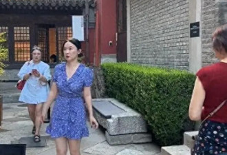 霍思燕北京逛街被偶遇，肉肉身材意外美丽，45岁走路娇滴滴似少女