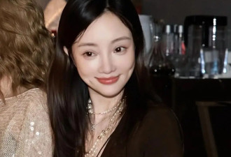 李小璐近照鼻头发黑泛红，43岁了还在追求少女感，彻底变成幼态脸