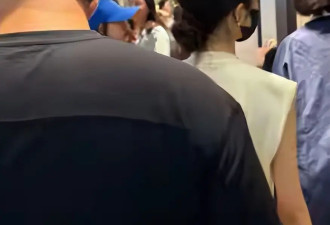 孙莉带女儿现身阿那亚，多多穿露背裙比妈妈成熟，妹妹素颜很文艺