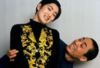 和张艺谋恋爱8年分手 她如今的恋情更炸裂