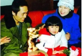 和张艺谋恋爱8年分手 她如今的恋情更炸裂
