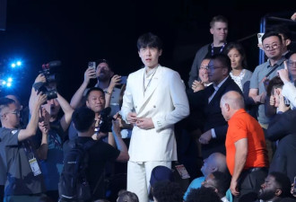 杨瀚森登机飞往开拓者：乘坐包机开怀大笑