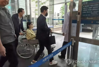 韩国前总统尹锡悦推着轮椅陪妻子金建希出院