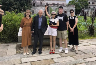 87岁李昌钰到广东游玩，和老婆蒋霞萍一起摘黄皮