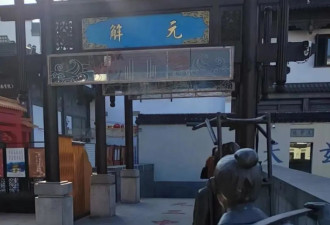嘲笑他，理解他，仰望他
