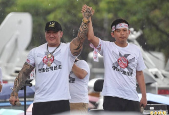 昔骂人“舔”共，今自封和平大使