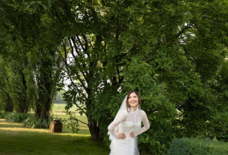 贝索斯二婚现场曝光,55岁新娘戴两枚大钻戒