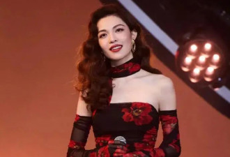 钟楚曦身穿亮金色曳地长裙美爆了！曼妙身材性感撩人