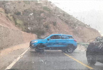 游客自驾伊犁遇泥石流:前方一辆车与泥石流赛跑