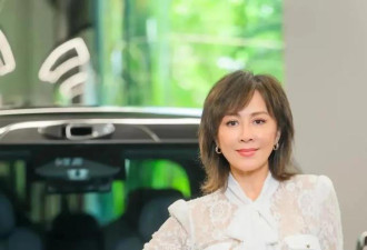 刘嘉玲与机器人握手被吓懵