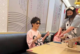 42岁大张伟机场吃面嫩得像大学生，老婆却被嘲‘像母子’？