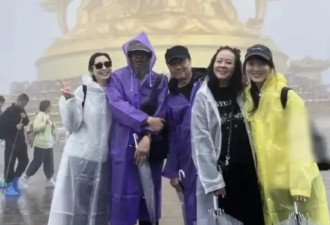 刘青云夫妇与TVB三届视帝夫妇同游峨眉山恩爱如初