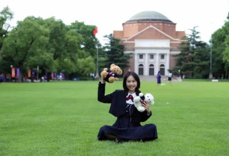 女孩清华硕士毕业，当上文眉师月入三四万