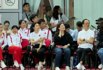 伏明霞70岁丈夫当上董事长 19岁女儿亭亭玉立