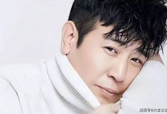 他3岁丧父，吃姐姐奶水长大，成名后为8个哥姐买房