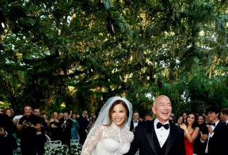 贝索斯婚礼：新娘子分享婚纱照 伊万卡造型亮眼