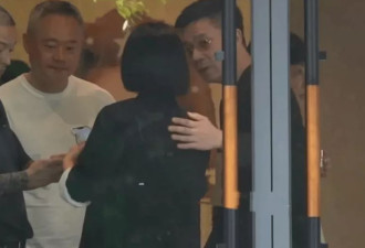 小S合影笑容灿烂举杯庆祝女儿画展，评论区直接翻车