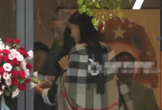 小S合影笑容灿烂举杯庆祝女儿画展，评论区直接翻车