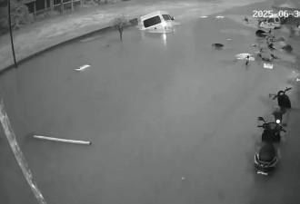 云南彝良县遭遇强降雨，多辆车被冲入河道