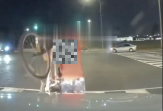 都是交通灯惹的祸？Brampton骑车男子路怒砸车 你觉得谁有道理
