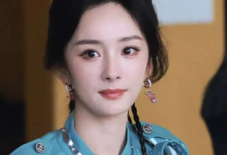 杨幂颜值回春，梳高马尾穿白裤子身材似少女