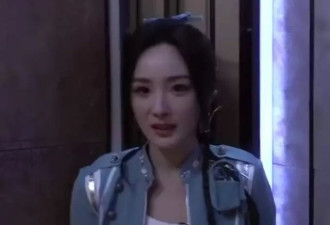 杨幂颜值回春，梳高马尾穿白裤子身材似少女