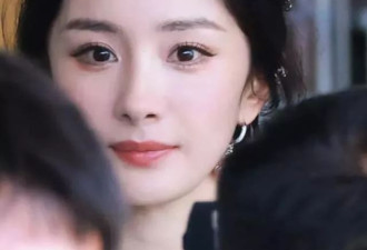 杨幂颜值回春，梳高马尾穿白裤子身材似少女