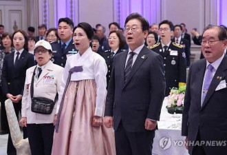 李在明举办豪华午宴，老婆惊艳亮相！58岁金惠景穿粉色韩服，真嫩
