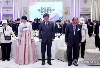 李在明举办豪华午宴，老婆惊艳亮相！58岁金惠景穿粉色韩服，真嫩