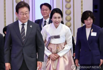 李在明举办豪华午宴，老婆惊艳亮相！58岁金惠景穿粉色韩服，真嫩