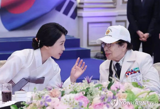 李在明举办豪华午宴，老婆惊艳亮相！58岁金惠景穿粉色韩服，真嫩