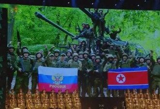 朝鲜领导人强忍悲痛，为朝鲜士兵棺木盖上国旗