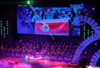 朝鲜领导人强忍悲痛，为朝鲜士兵棺木盖上国旗