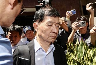 京华城案副市长彭振声出庭 闻妻坠楼亡崩溃痛哭