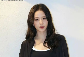 金智秀alo线下活动美疯了！黑白撞色抹胸搭阔腿裤、短外套真养眼