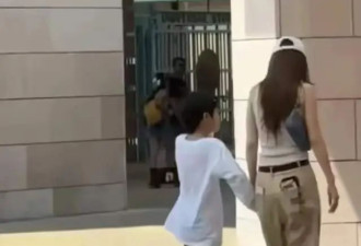 杨颖带儿子游玩，8岁小海绵走路姿势像黄晓明，身高到妈妈肩膀
