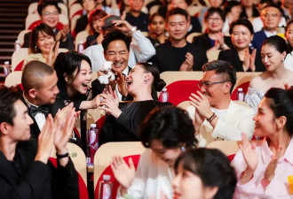 “咸猪手”风波！一张大合影撕破白玉兰晚会的体面