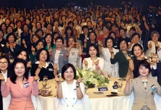 金惠景最新亮相美翻天！和54岁李富真同框，她穿一身白气场好强啊