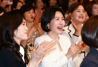 金惠景最新亮相美翻天！和54岁李富真同框，她穿一身白气场好强啊