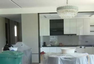 270万装修入住前突然被淹，“楼上样板间漏了一两吨水”