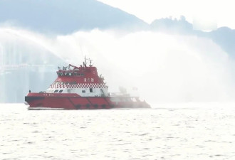 香港“海陆空”全方位欢迎山东舰航母编队抵港