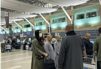 58岁王祖贤机场被偶遇：穿居士服提着旧箱子