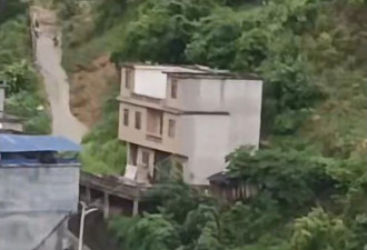 广西4层房屋被山洪冲倒 住了不到5年家就没了