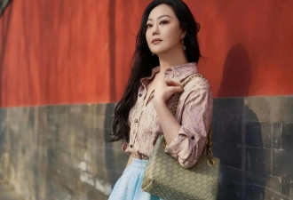 章小蕙逛故宫穿得真洋气 61岁美出新高度