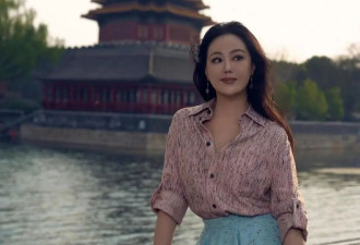 章小蕙逛故宫穿得真洋气 61岁美出新高度